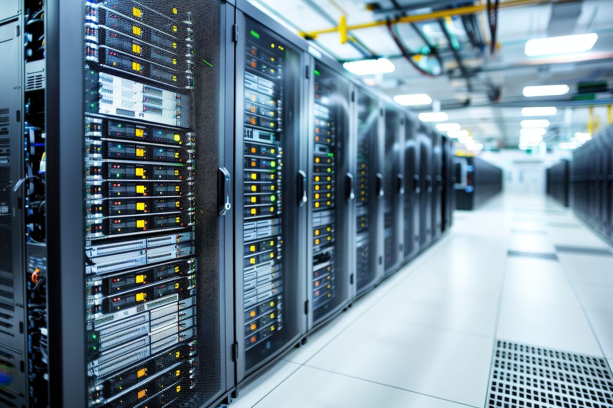 Pasillo de racks de servidores en un centro de datos